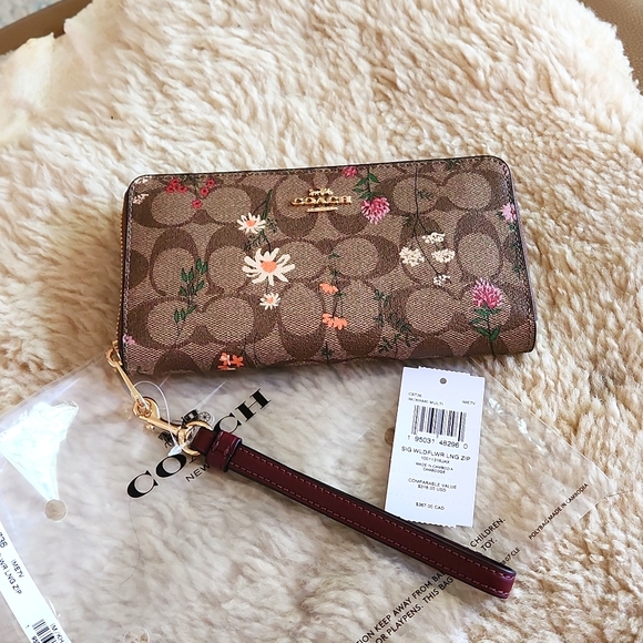 NWT Coach Signature Wildflower Long Zip Wallet/Wristlet ๐๐ค - Picture 13 of 16